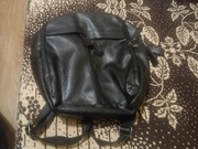 Dwa plecaki czarne duży i trochę mniejszy