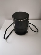 Czarna torebka Mango w kształcie walca 