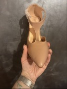 Beżowe szpilki wysokie