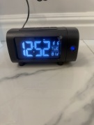 Radiobudzik z projektorem