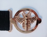 Elegancki czarny pasek na gumce z motywem klamra pszczoły 