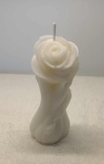Świece sojowe , zapachowe w kształcie róży trzymanej w dłoniach