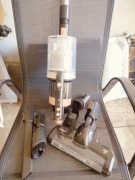 Bezprzewodowy odkurzacz pionowy Grundig VCP 3930. 