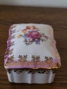 Pojemnik z pokrywką z porcelany kostnej Martinroda z ok. 1900 r.