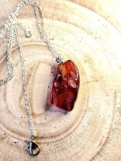 Unikatowy Wisior z Naturalnego Bursztynu Bałtyckiego – Słowiański Styl