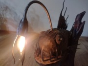 Rzeźba drewno kuty metal, lampka  design