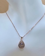 Naszyjnik różowe złoto łezka z cyrkoniami stal chirurgiczna [N010]