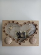 Drewniane pudełko na przybory do szycia