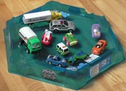 samochodziki oraz tor dla samochodzików  MaxSteel Turbo Battle