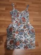 Sukienka letnia w kwiaty, zawiązywana z tyłu