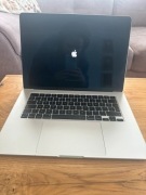 MacBook Air 15cal, 24 GB, 15,3", 1T, srebrny
