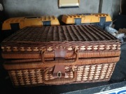 Stary wiklinowy kuferek. Dekoracja 