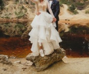 Suknia ślubna z falbanami