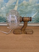 Stylowy kinkiet ścienny – drewno i szkło dekoracyjne