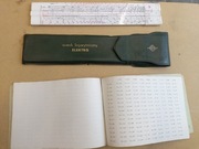 Suwak logarytmiczny w etui oraz zeszyt z tabelami