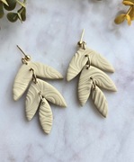 Kolczyki listki z tłoczeniami z gliny polimerowej w kolorze kremowym