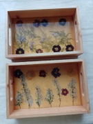 Taca drewniana z prawdziwymi roślinami w żywicy 