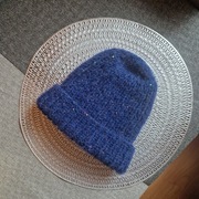 Czapka ręcznie robiona z cekinami