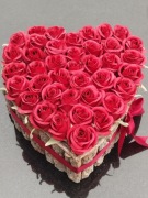 Stroik wiązanka  cmentarz pomnik stroik w kształcie serca czerwone róże 