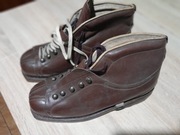 Zabytkowe buty narciarskie kolekcjonerskie