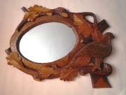 Stare lustro w rzeźbionej ramie