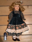 Figurka, lalka kolekcjonerska, porcelanowa, sygnowana , nr 1