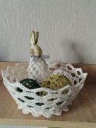 Kompozycja wielkanocna z zajączkiem i jajkami. Stroik wielkanocny szydelkow