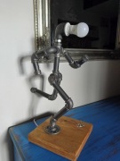 Lampa wykonana ręcznie z kształtek hydraulicznych