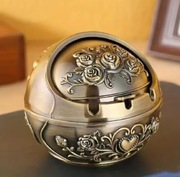 Metalowa popielniczka z pokrywą w stylu Vintage