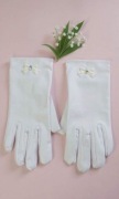 Białe rękawiczki komunijne z kokardkami i cyrkoniami