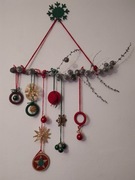 WISZĄCA DEKORACJA NA KIJU ŚWIĘTA SZYSZKI PREZENT