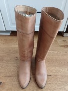 Wyjątkowe skórzane kozaki, Kolor koniakowy. R. 37