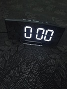 Budzik zasilany na prąd z wtyczką jest w zestawie.