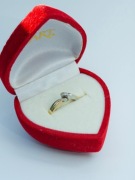 Apart złoty pierścionek z brylantem