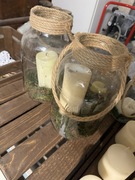 Dekoracje weselne: świece, ozdoby, plastry drewna, drink bar, księga gości