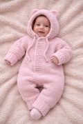 Ręcznie robiony  kombinezon niemowlęcy z kapturkiem
