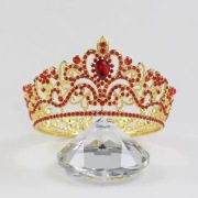 Ślubna luksusowa korona z kryształem górskim.