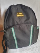 Czarny plecak z dużą kieszenią na zamek zakładany przez ramię