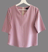 Damska bluzka różowa z krótkim rękawem wzorzysta Mag Design 36/S