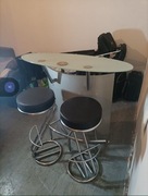 Stół barowy z dwoma hokerami stan idealny 