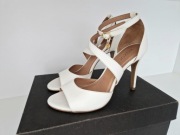 Skórzane sandały na obcasie Megan- KAZAR