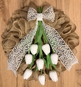 Rustykalny wianek z juty z tulipanami i koronkową kokardą boho