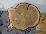 Stolik kawowy z plastra drewna Wiąz z żywicą 55 x 65 cm