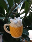 Brelok kufel dla piwosza na szydełku breloczek 