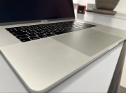 MacBook Pro 15”, ATI 560X, i7 / 32GB / SSD 512GB touch bar Super Stan