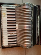 Akordeon HESS MU Puchheim 80 Basów 45x39x16 cm Futerał UNIKAT