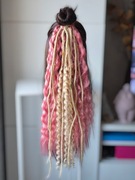 Kitka na gumce różowe włosy i blond dredy kucyk boho loki loczki