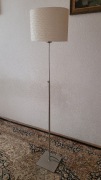 Lampa stojąca z owalnym kloszem