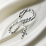 Różaniec akrylowy biały – dekoracyjne koraliki, srebrny krzyż