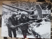 Duża fotografia PRL militaria czołg Polska Szachownica żołnierze zdjęcie 